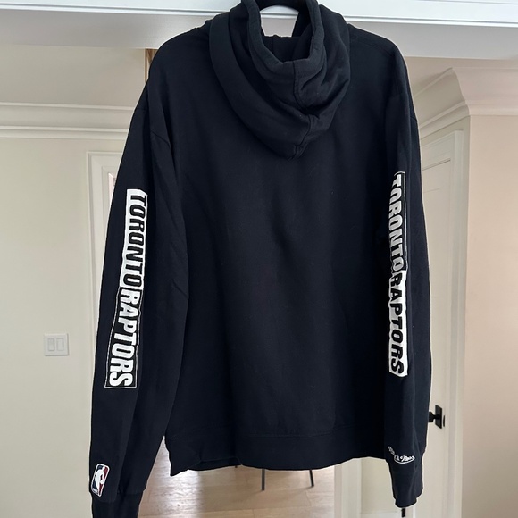 Men's - Mitchell & Ness Toronto Raptors Black & White Logo Sweatshirt - Size 2XL - Picture 8 of 15